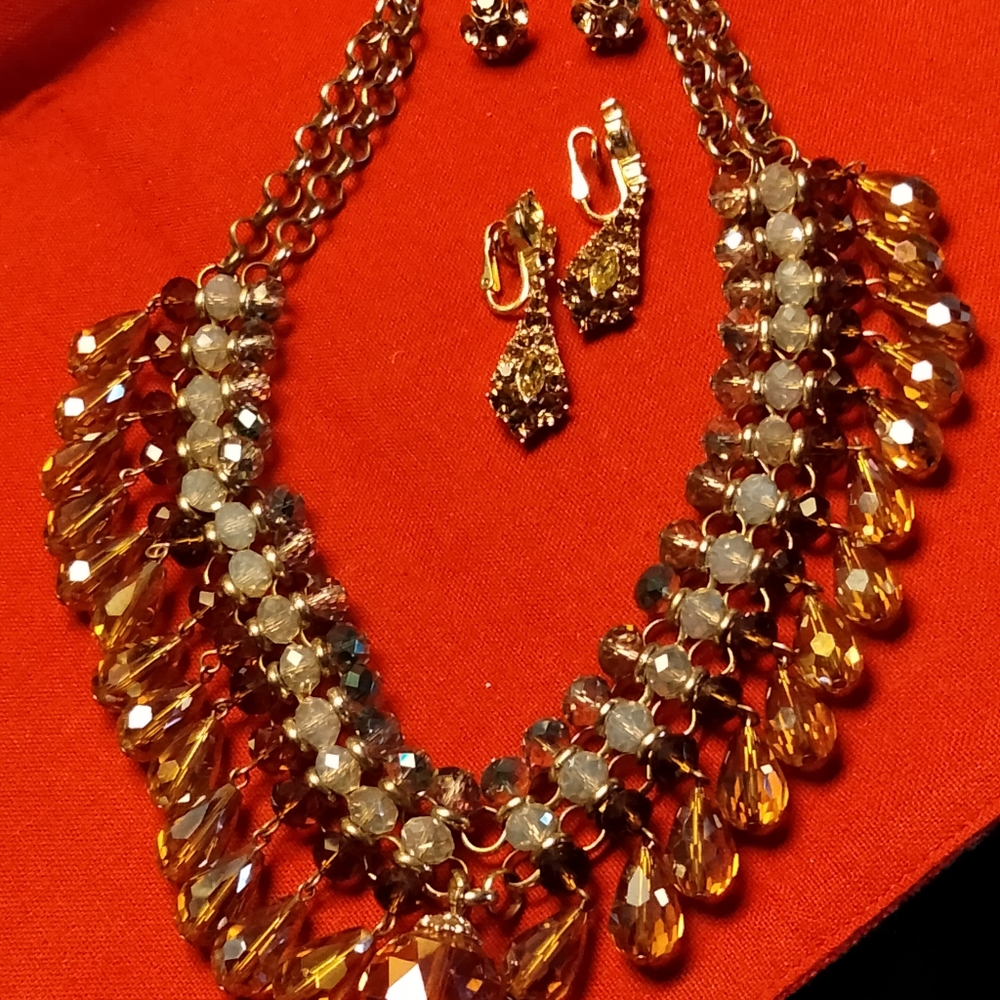 BEAUTIFUL AMBER NECKLACE-A Statement Piece.  Absolutely lovely